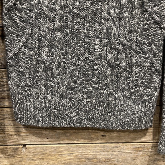 Abercrombie & Fitch Women's Crew Neck Gray Knit Sweater Long Sleeve Size XS - Picture 2 of 11
